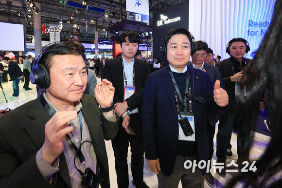 홍범식 LG유플러스 대표가 2일(현지시간) 스페인 바르셀로나 피라 그란 비아 전시장에서 열린 '모바일 월드 콩그레스(MWC)2026'에서 삼성전자 갤럭시 부스를 방문해 노태문 삼성전자 대표이사 사장(DX부문장)과 갤럭시 S26 울트라로 사진촬영을 하고 있다. 2026.03.02. [사진=바르셀로나=사진공동취재단]