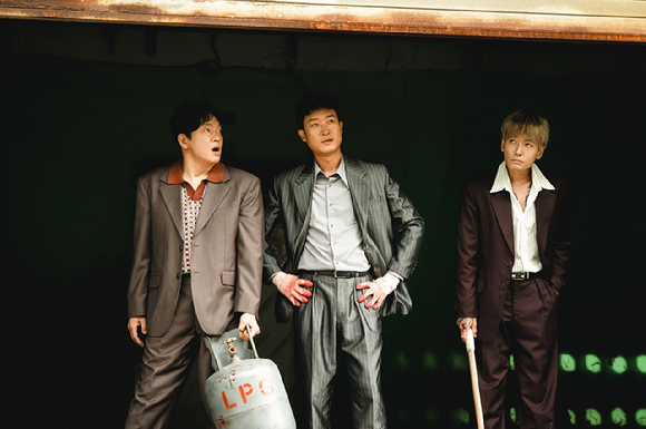 배우 박지환, 조우진, 정경호가 영화 '보스'에서 열연하고 있다. [사진=(주)하이브미디어코프, (주)마인드마크]