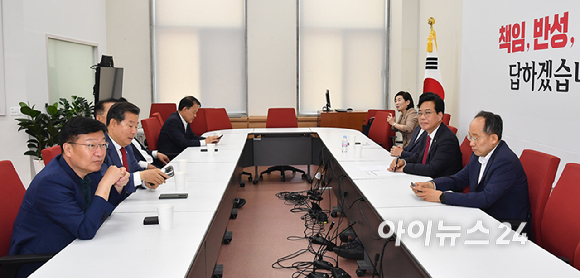 국민의힘 송언석 원내대표와 3선 의원들이 18일 오전 서울 여의도 국회에서 열린 의원 간담회에서 대화를 나누고 있다. [사진=곽영래 기자]