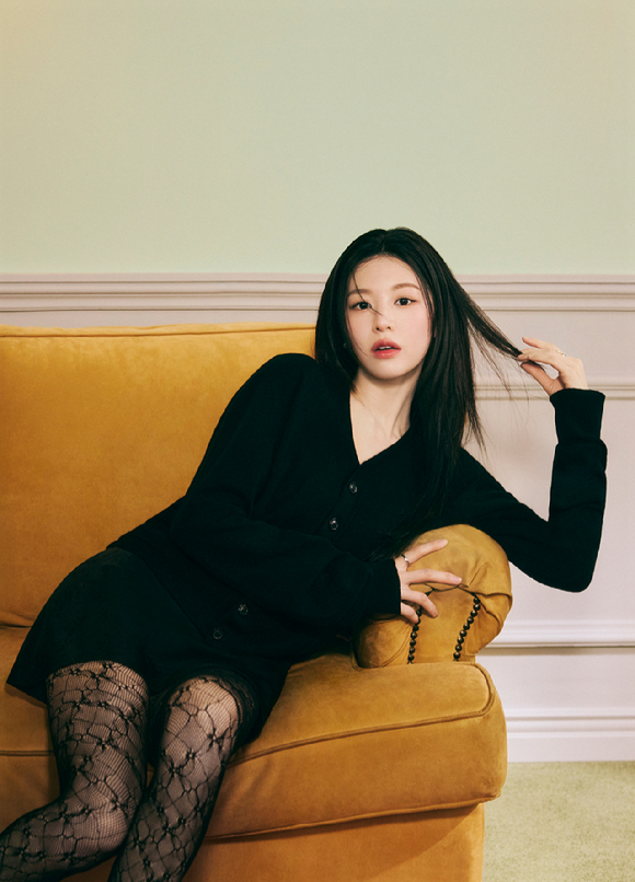 배우 고윤정이 넷플릭스 시리즈 '이 사랑 통역 되나요?' 인터뷰에 앞서 포즈를 취하고 있다. [사진=넷플릭스]