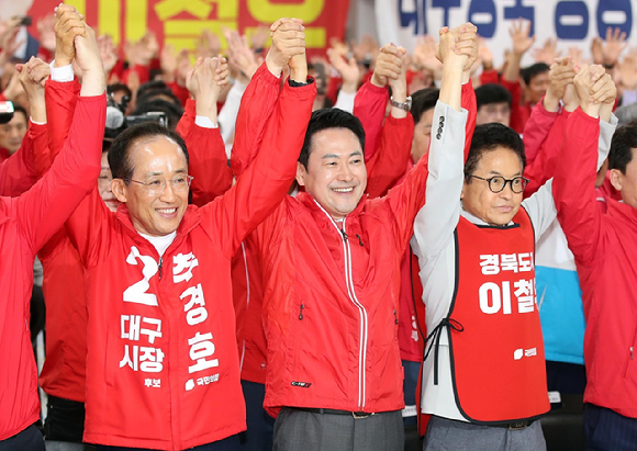 12일 오후 대구 수성구 국민의힘 경북도당에서 열린 경북도당 선대위 발대식에서 추경호 대구시장 예비후보와 장동혁 대표, 이철우 경북도지사 예비후보가 손을 맞잡고 있다. 2026.5.12 [사진=연합뉴스]