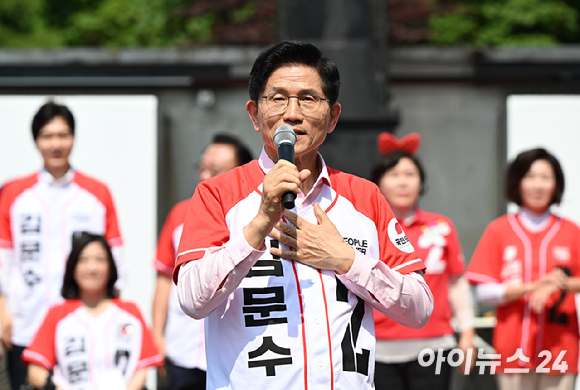 김문수 국민의힘 대선 후보가 20일 서울 서초구 고속터미널 앞 광장에서 지지를 호소하고 있다. [사진=곽영래 기자]