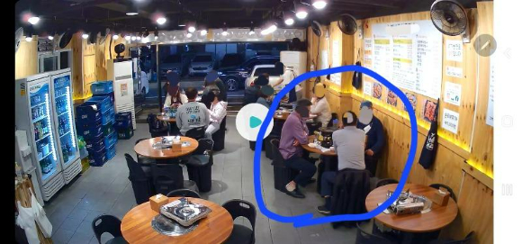 경기 남양주의 한 식당 점주가 공개한 폐쇄회로(CC)TV 화면 캡처 사진. [사진=온라인 커뮤니티 '보배드림' ]