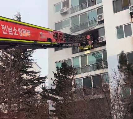 자녀 3명 고립된 아파트 화재 현장 [사진=전남 광양소방서]