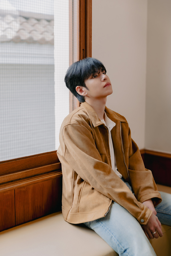 데이식스 원필이 최근 서울 모처에서 진행된 솔로 미니 1집 발매 기념 인터뷰에서 포즈를 취하고 있다. [사진=JYP엔터테인먼트]