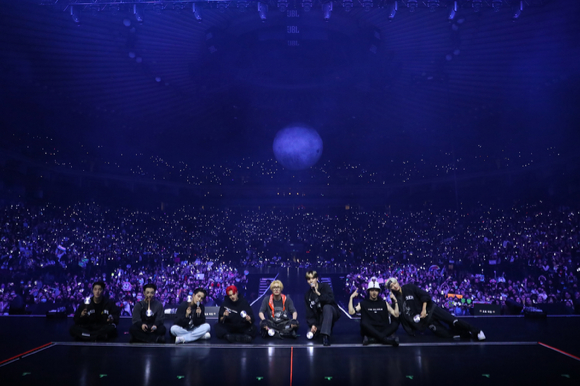 에이티즈가 미국 오클랜드 오클랜드 아레나(Oakland Arena)에서 열린 2022 하반기 월드투어 '더 펠로우십 : 브레이크 더 월(THE FELLOWSHIP : BREAK THE WALL)' 무대에 올랐다. [사진=KQ엔터테인먼트]