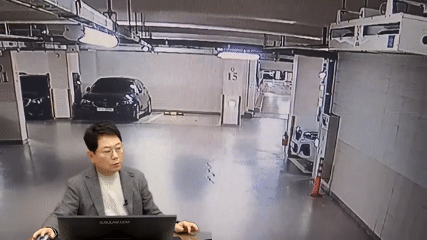 지난달 12일 오전 1시쯤 서울시 송파구에 있는 한 아파트 주차장에서  보행자를 고의로 들이받은 '특수폭행'이 의심되는 사고가 발생했다. [영상=유튜브 '한문철TV']