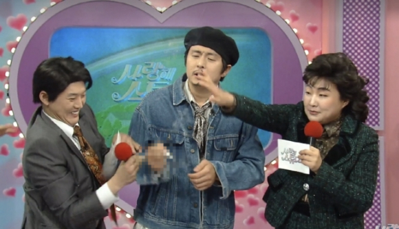 쿠팡플레이 'SNL 코리아' 시즌5에 출연해 실제 담배를 피워 논란이 된 웹툰 작가 겸 방송인 기안84가 과태료 처분을 받게 됐다. 사진은 기안84가 'SNL 코리아'에 출연해 흡연하는 모습. [사진=쿠팡플레이]