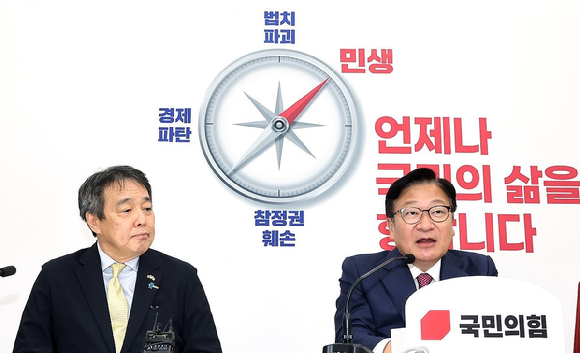 국민의힘 정점식 원내대표가 2일 국회에서 미즈시마 고이치 주한일본대사를 만나 얘기를 나누고 있다. 2026.10.2 [사진=연합뉴스]