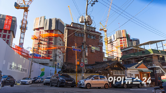 건설 경기 침체와 선별 수주 기조 속에 1년 새 5대 건설사 인력 감축의 약 80%가 비정규직에 집중되며, 현장 중심 고용 불안정이 커지는 모습이다. DL이앤씨(-15.8%), GS건설(-8.9%) 등 주요 건설사들의 인력 축소 흐름이 확대되고 있다. 사진은 5대 건설사 합계 기준 2024년부터 1년 간 기간제 노동자 감소 비율을 나타낸 표. [표=김민지 기자]
