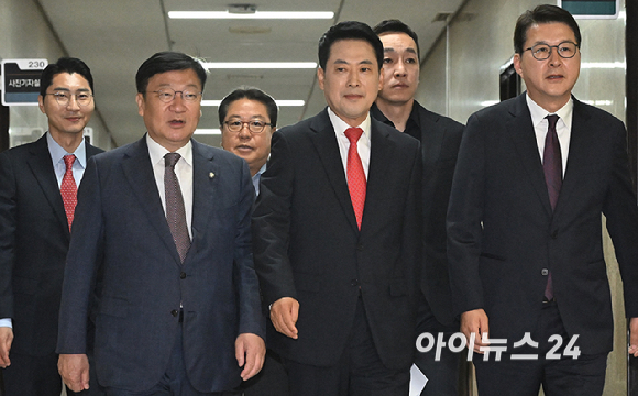 국민의힘 장동혁 당대표와 정점식 원내대표 등 지도부가 11일 서울 여의도 국회에서 열린 최고위원회의에 참석하고 있다. [사진=곽영래 기자]