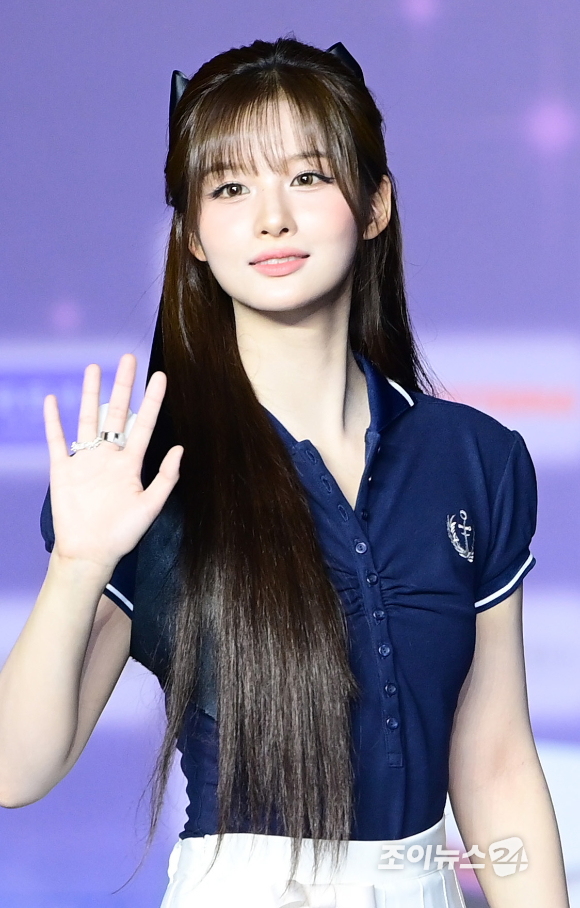 그룹 엔믹스 설윤이 26일 오후 경기도 고양 일산서구 대화동 킨텍스에서 열린 2025 SBS 가요대전 Summer(써머) 블루카펫 행사에 참석하고 있다. [사진=정소희 기자]