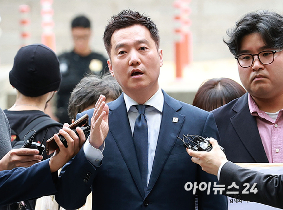 배우 김수현의 명예를 훼손한 혐의를 받는 김세의 가로세로연구소 대표가 26일 오전 서울 서초구 서울중앙지방법원에서 열린 구속 전 피의자 심문(영장실질심사)에 출석하고 있다. [사진=사진공동취재단]