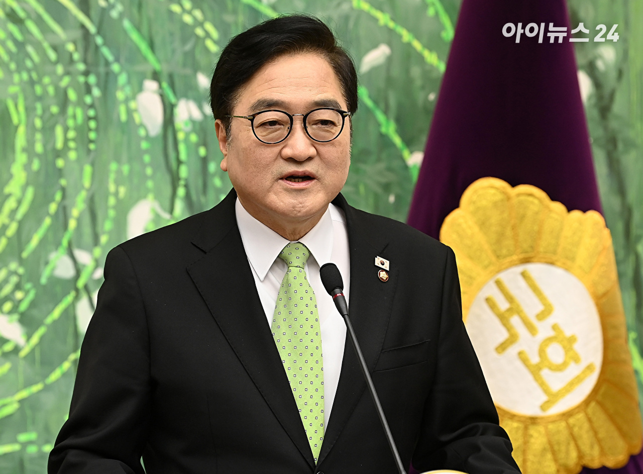 우원식 국회의장이 10일 서울 여의도 국회에서 개헌 관련 긴급 기자회견을 하고 있다. [사진=곽영래 기자]