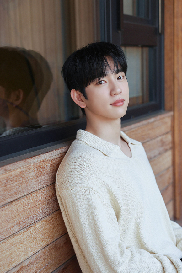 갓세븐 멤버이자 배우 박진영이 tvN 토일드라마 '미지의 서울' 인터뷰에 앞서 포즈를 취하고 있다. [사진=BH엔터테인먼트]
