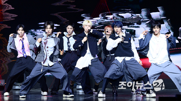 그룹 넥스지가 27일 오후 서울 용산구 한남동 블루스퀘어에서 열린 넥스지(NEXZ) 두 번째 싱글 앨범 'Mmchk(음츠크)' 발매 기념 쇼케이스에 참석해 타이틀곡 '음츠크' 무대를 선보이고 있다. [사진=정소희 기자]