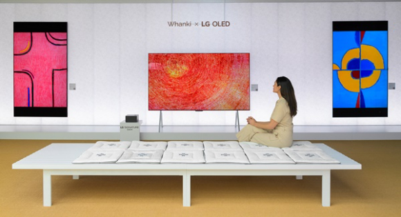 LG전자 모델이 'LG 올레드 에보'를 통해 재탄생한 고(故) 김환기 작품을 감상하고 있다. [사진=LG전자]