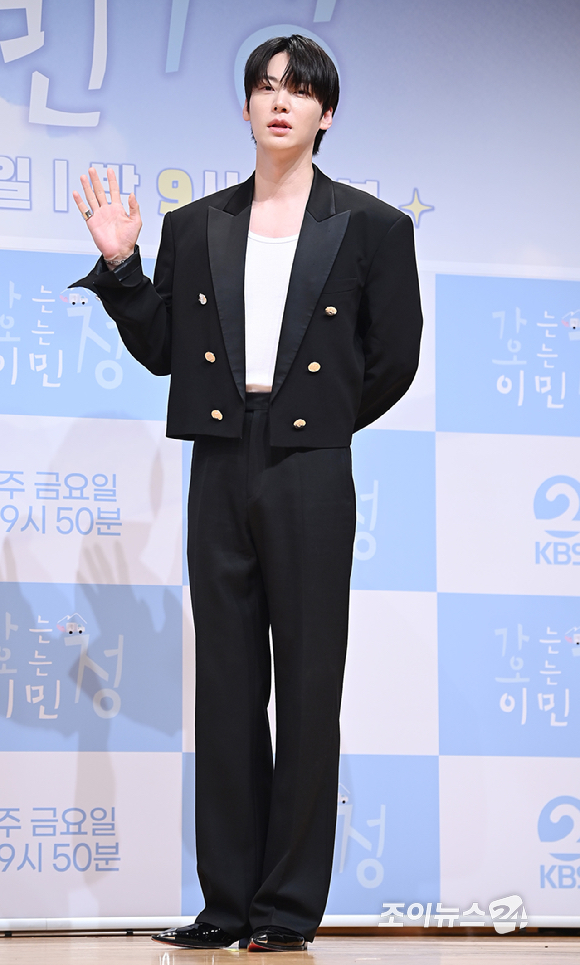 배우 안재현이 16일 서울 여의도 KBS 아트홀에서 열린 KBS 2TV 신규 예능 '가는정 오는정 이민정' 제작발표회에서 포토타임을 갖고 있다. [사진=곽영래 기자]