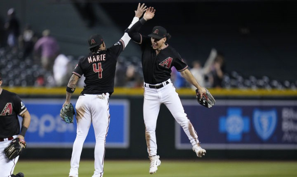 MLB 애리조나 선수들이 텍사스와 홈 경기에서 승리를 거둔 뒤 세리머니 하고 있다. [사진=뉴시스]