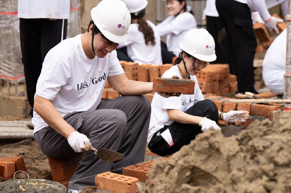 LG전자 임직원의 자발적 참여로 구성된 '라이프스굿(Life's Good)' 봉사단은 지난 9월 미얀마 양곤에서 현지 청소년들의 교육환경 개선 활동을 진행했다. [사진=LG전자]