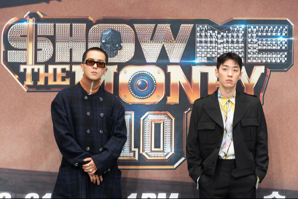 가수 마이노(그룹 위너 송민호), 그레이가 1일 온라인으로 진행된 Mnet '쇼미더머니10' 제작발표회에 참석해 포즈를 취하고 있다. [사진=Mnet]