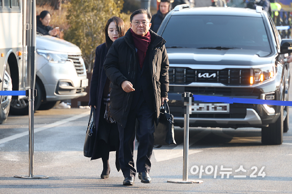 윤석열 대통령 측 변호인인 윤갑근 변호사가 11일 오전 서울 종로구 헌법재판소에서 열린 윤석열 대통령 탄핵 심판 7차 변론기일에 출석하고 있다. [사진=사진공동취재단]