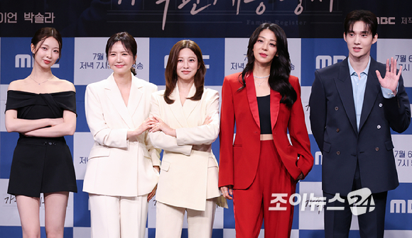 배우 한고은, 박세영이 2일 오후 서울 마포구 상암동 MBC에서 진행된 MBC 새 일일드라마 '가족관계증명서' 제작발표회에 참석해 포즈를 취하고 있다. [사진=문수지 기자]