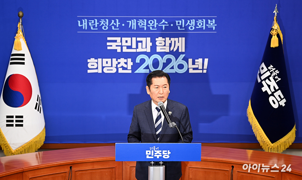 정청래 더불어민주당 대표가 22일 국회에서 긴급 기자회견을 열고 조국혁신당과의 합당을 제안하고 있다. [사진=곽영래 기자]