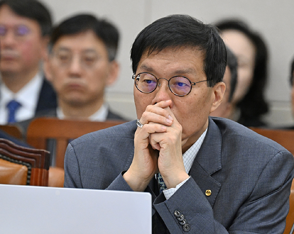 이억원 금융위원장이 12일 금융위에서 열린 월례 기자간담회에서 답변하고 있다. [사진=신수정 기자]