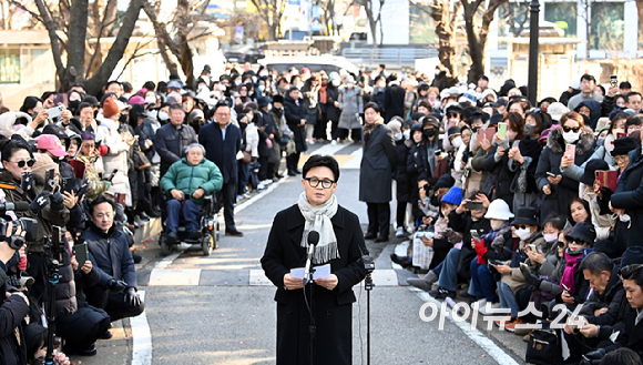 한동훈 국민의힘 전 대표가 3일 서울 여의도 국회도서관 앞 쪽문에서 12ㆍ3 비상계엄 1주년 관련 기자회견을 하고 있다. [사진=곽영래 기자]