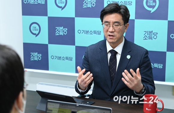 오준호 기본소득당 대선후보가 3일 서울 영등포구 기본소득당 당사에서 아이뉴스24와 인터뷰를 하고 있다. [사진=김성진 기자]