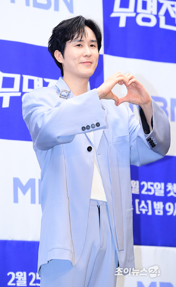 가수 신유가 25일 오후 서울 마포구 스탠포드호텔에서 열린 MBN 초대형 트롯 오디션 '무명전설-트롯 사내들의 서열전쟁' 제작발표회에 참석하고 있다.