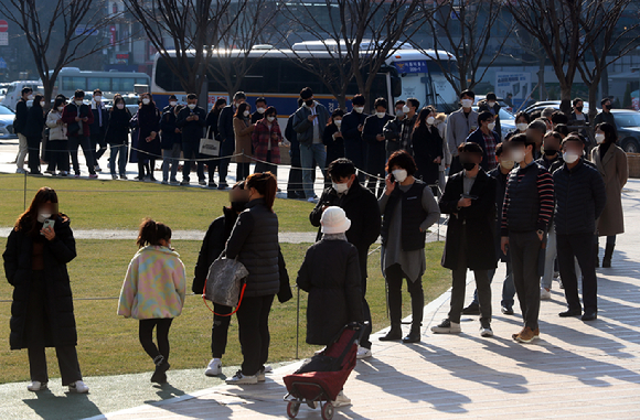 코로나19 신규 확진자 수가 사상 처음으로 7,000명을 넘은 8일 서울광장 임시선별검사소를 찾은 시민들이 줄을 서고 있다. 위중증 환자 수 역시 최초로 800명 이상 집계되면서 위기감이 고조되고 있다. 질병관리청 중앙방역대책본부(방대본)에 따르면 이날 0시 기준 코로나19 확진자 수는 7175명 늘어 누적 48만9484명이다. 재원 중인 위중증 환자 수는 840명이다. 종전 최다였던 전날 774명보다 66명 증가했다. [사진=뉴시스]