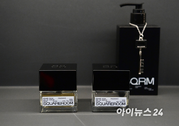 31일 서울 성동구 성수동 케이팝아케이드에서 향으로 공간을 만드는 프래그런스 브랜드 '스퀘어룸(SQUAREROOM)' 신제품 론칭 행사가 열렸다. 오드퍼퓸 '001 Flip the page'와 '002 SSS Texture'의 모습. [사진=정소희 기자]