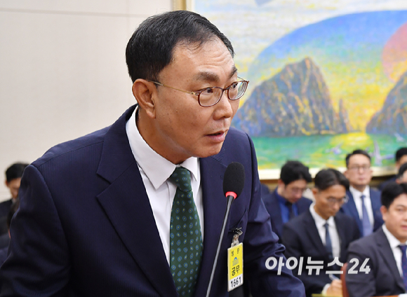 이건명 에쓰오일(S-OIL) 부사장이 12일 서울 여의도 국회에서 열린 정무위원회의 공정위 등에 대한 국정감사에서 질의에 답변하고 있다. [사진=곽영래 기자]