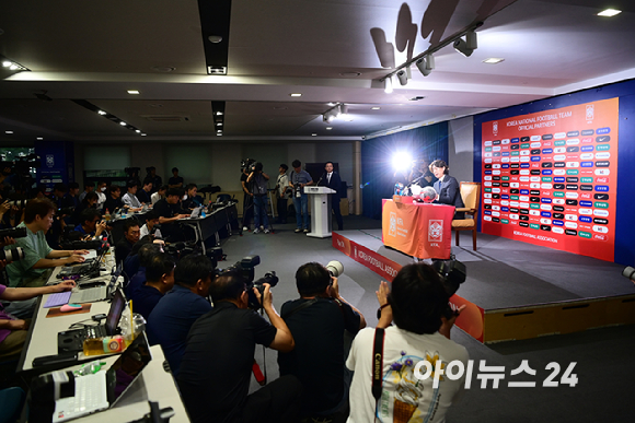 홍명보 신임 축구 국가대표팀 감독이 29일 오전 서울 종로구 축구회관에서 열린 국가대표팀 감독 취임 기자회견에 참석하고 있다.  [사진=정소희 기자]