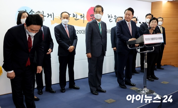 원희룡 국토교통부 장관 후보자가 10일 오후 서울 종로구 통의동 대통령직인수위원회 열린 윤석열 정부 8개 부처의 장관 후보자 인선 발표 기자회견에 참석해 고개 숙여 인사하고 있다. [사진=김성진 기자]