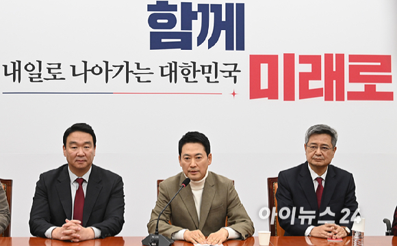 장동혁 국민의힘 대표가 5일 서울 여의도 국회에서 현안 관련 기자간담회를 하고 있다. [사진=곽영래 기자]