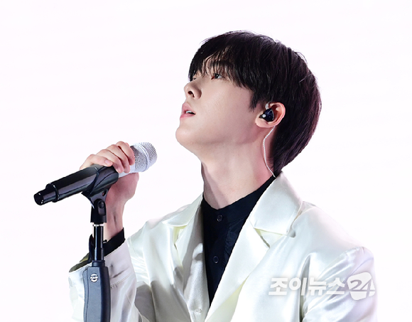 아스트로(ASTRO) 윤산하의 첫 솔로 미니앨범 '더스크'(DUSK) 발매 기념 쇼케이스가 6일 오후 서울 중구 장충동 반얀트리 클럽 앤 스파 서울에서 열렸다. 윤산하가 타이틀곡 '다이브' 무대를 선보이고 있다. [사진=정소희 기자]