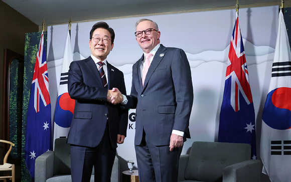 51차 주요 7개국(G7) 정상회의에 참석한 이재명 대통령이 16일(현지시간) 캐나다 앨버타주 캘거리의 한 호텔에서 앤서니 앨버니지 호주 총리를 만나 한·호주 정상회담을 하고 있다. 2025.6.17 [사진=연합뉴스]