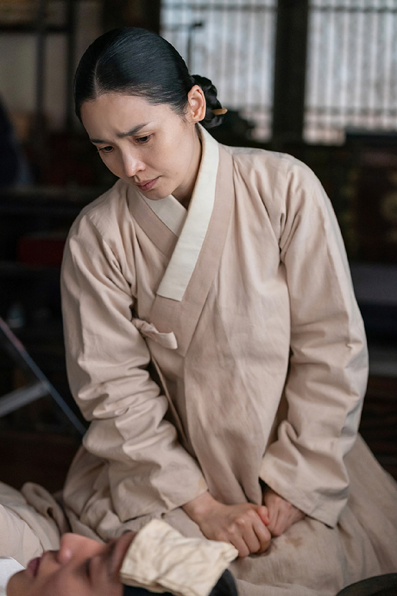 배우 전미도가 영화 '왕과 사는 남자'에서 열연을 펼치고 있다. [사진=쇼박스]