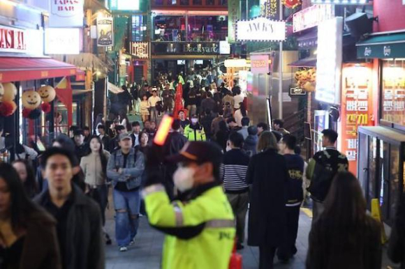 핼러윈 데이인 2025년 10월 31일 서울 용산구 이태원 세계음식문화의 거리를 찾은 시민들이 중앙분리대를 따라 걸어가고 있다. [사진=연합뉴스]