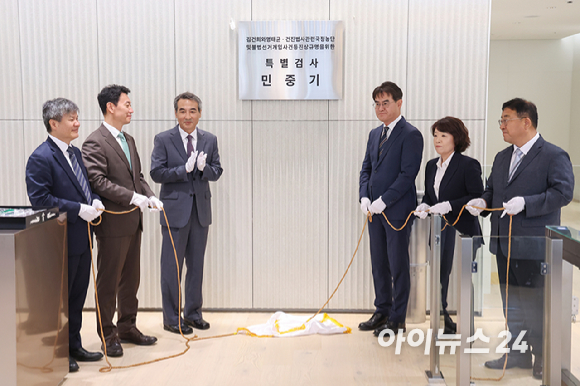 윤석열 전 대통령의 부인 김건희 여사 의혹 관련 사건을 맡은 민중기 특별검사를 비롯한 특검보들이 2일 오전 서울 종로구 KT광화문빌딩 웨스트에 마련된 특검 사무실에서 현판 제막을 하고 있다. 왼쪽부터 문홍주·박상진 특검보, 민중기 특검, 김형근·오정희 특검보, 홍지항 지원단장. [사진=정소희 기자]