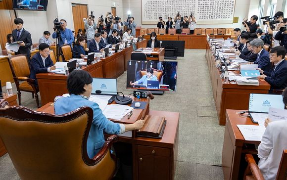 국회 법제사법위원장인 더불어민주당 서영교 의원이 9일 국회에서 열린 법사위 전체 회의에서 국무위원 후보자(법무부 장관 김승원) 인사청문요청안과 증인 채택 관련 안건을 상정하고 있다. 2026.9.9 [사진=연합뉴스]