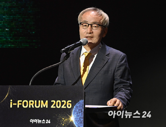 종합경제미디어 아이뉴스24의 대표 지식 컨퍼런스 '아이포럼 2026'이 22일 서울 용산구 서울드래곤시티 한라홀에서 'AI 패권 전쟁, 새로운 질서: AI 3대 강국, 대한민국의 현재와 미래'를 주제로 열린 가운데 박동석 아이뉴스24 사장이 개회사를 하고 있다. [사진=곽영래 기자]