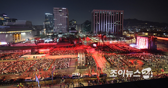 방탄소년단(BTS)이 21일 오후 서울 광화문 광장에서 정규 5집 '아리랑(ARIRANG)' 앨범 발매를 기념해 컴백 무대를 선보이고 있다. [사진=사진공동취재단]