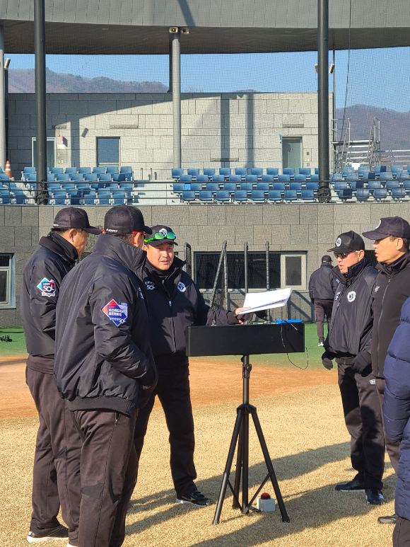 KBO가 실시하는 심판위원회 1차 동계 훈련에서는 2024시즌 리그에 도입되는 피치클락과 ABS 적응에 조첨을 맞춘다. [사진=한국야구위원회(KBO)]