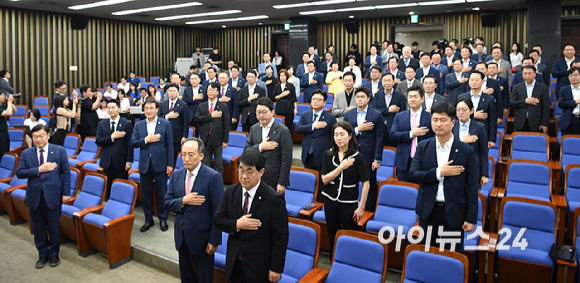 국민의힘 추경호 원내대표와 의원들이 1일 오전 서울 여의도 국회에서 열린 의원총회에서 국민의례를 하고 있다. [사진=곽영래 기자]