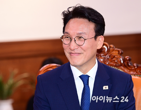 우원식 국회의장이 4일 서울 여의도 국회의장실을 예방한 김민석 국무총리 악수하고 있다. [사진=정소희 기자]