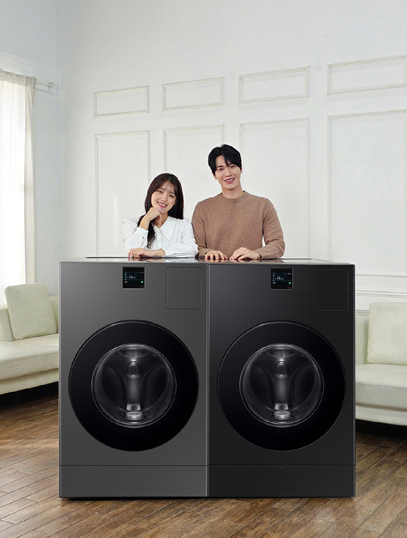 삼성전자 모델이 '비스포크 AI 콤보' 신규 색상 신제품을 소개하고 있다. [사진=삼성전자]